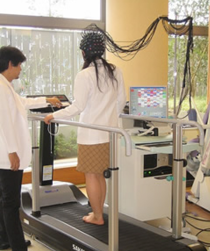 光トポグラフィーによる歩行時の脳活動の計測｜研究・教育センター
