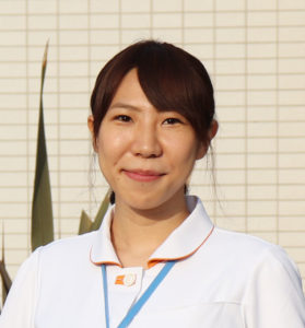 介護施設のスタッフ職員の正面ポートレート写真